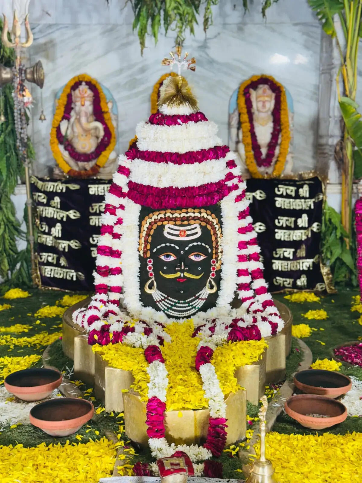 श्रावण के प्रथम दिन शिवालयों में उमड़ा आस्था का सैलाब