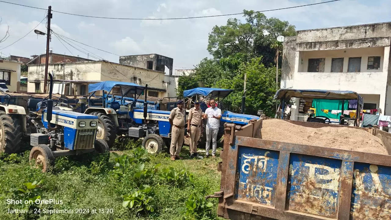 अनूपपुर: तिपान नदी के बर घाट से रेत का अवैध परिवहन करते 4 ट्रैक्टर ट्राली जप्त