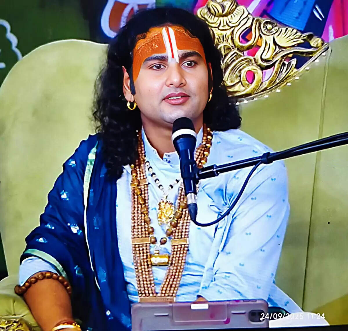 खुद को भगवान समझते हैं बॉलीवुड के लोग : अनिरुद्धाचार्य महाराज