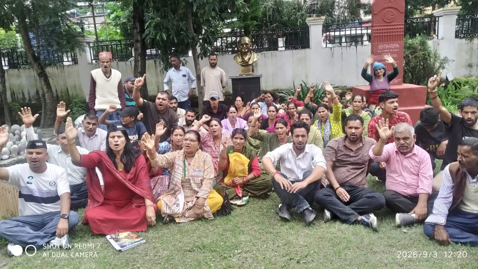 स्यूणा के ग्रामीणों ने पुल के लिए कलक्ट्रेट में किया प्रदर्शन