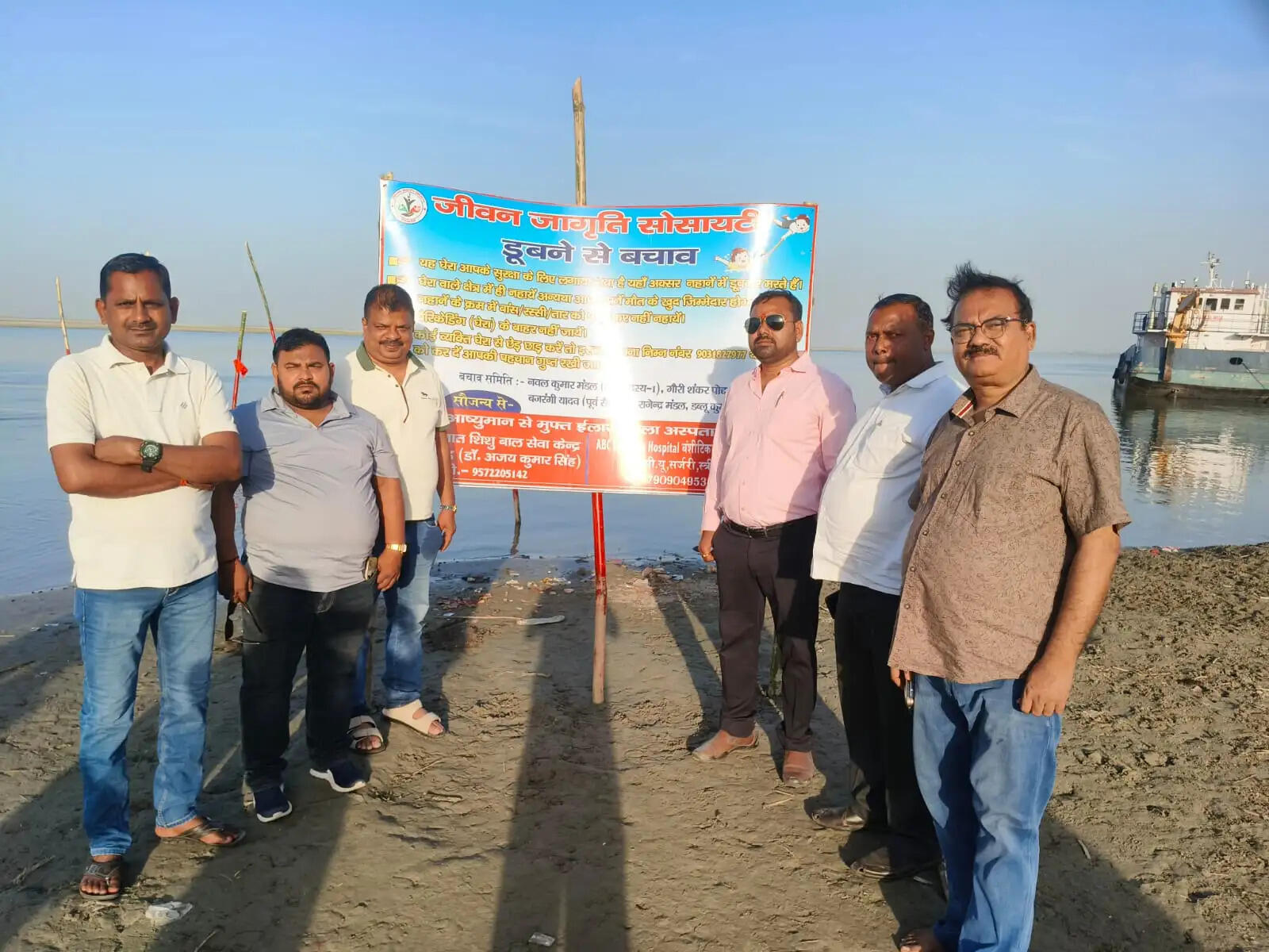 गंगा घाटों पर बैरिकेडिंग, जीवन जागृति सोसायटी का अभियान तेज