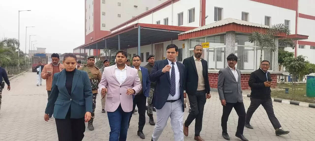 डीएम ने फारबिसगंज बियाडा सहित अनुमंडल कार्यालय और काली मेला ग्राउंड का किया निरीक्षण