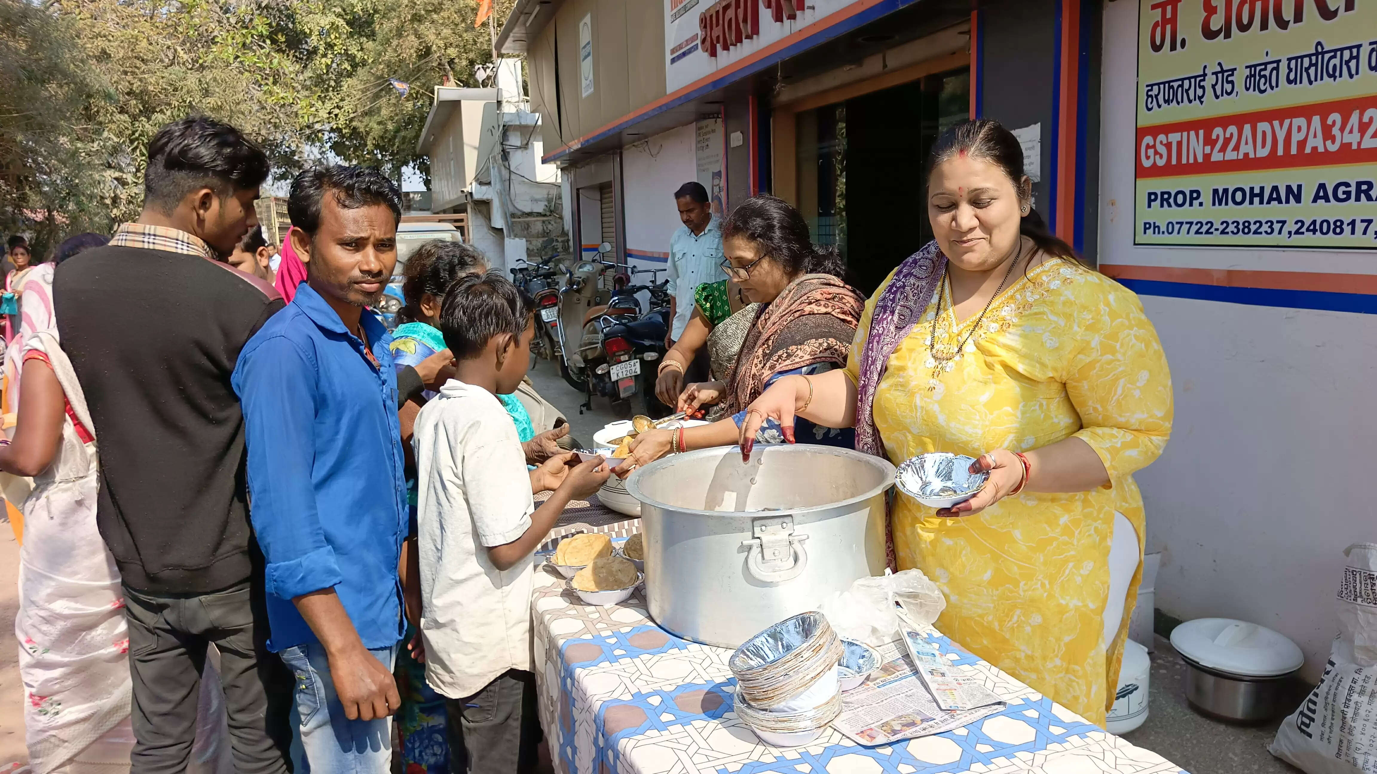 धमतरी : मकर संक्रांति के अवसर पर हुआ प्रसादी वितरण