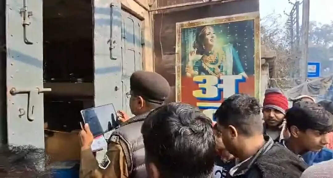 मढ़ौरा के अल्का ज्वेलर्स में हुई चोरी के बाद विरोध में बाजार बंद