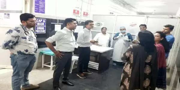 भोपालः रात 12 बजे सिविल अस्पताल पहुंची सीएमएचओ कार्यालय की टीम