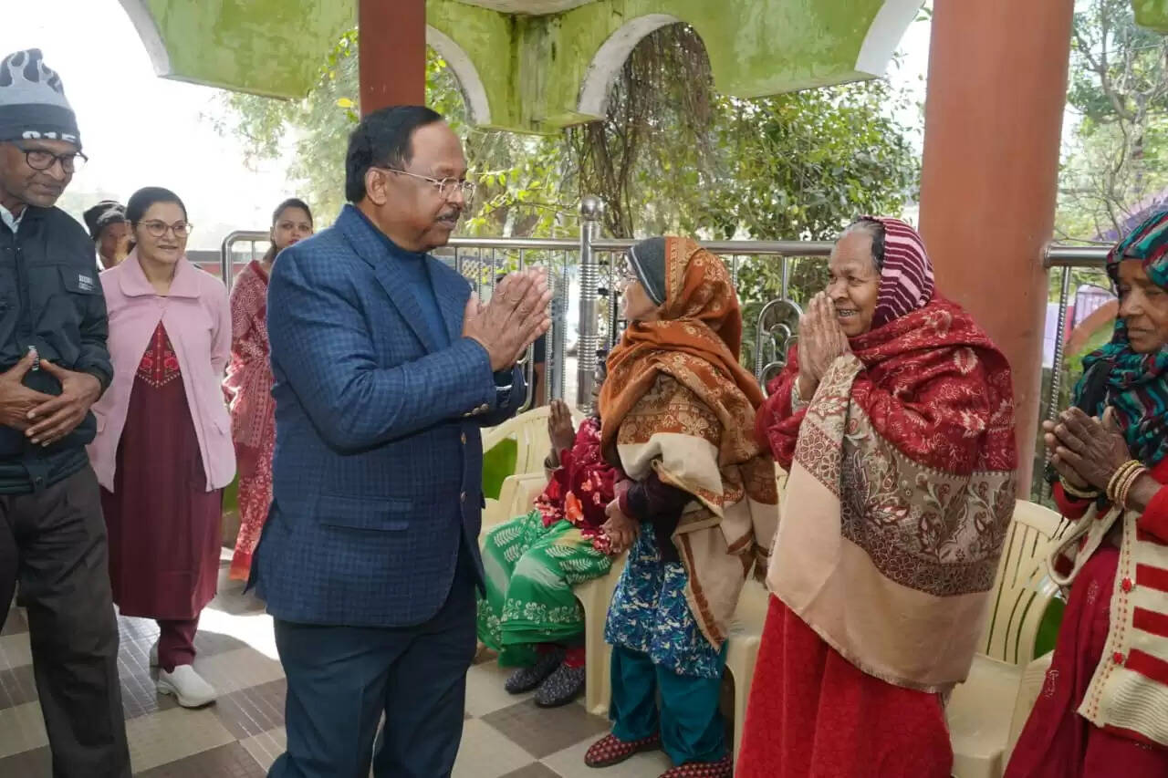 कोरिया: प्रभारी मंत्री ने बुजुर्गों से किया संवाद, स्वास्थ्य से लेकर दैनिक दिनचर्या तक की ली जानकारी