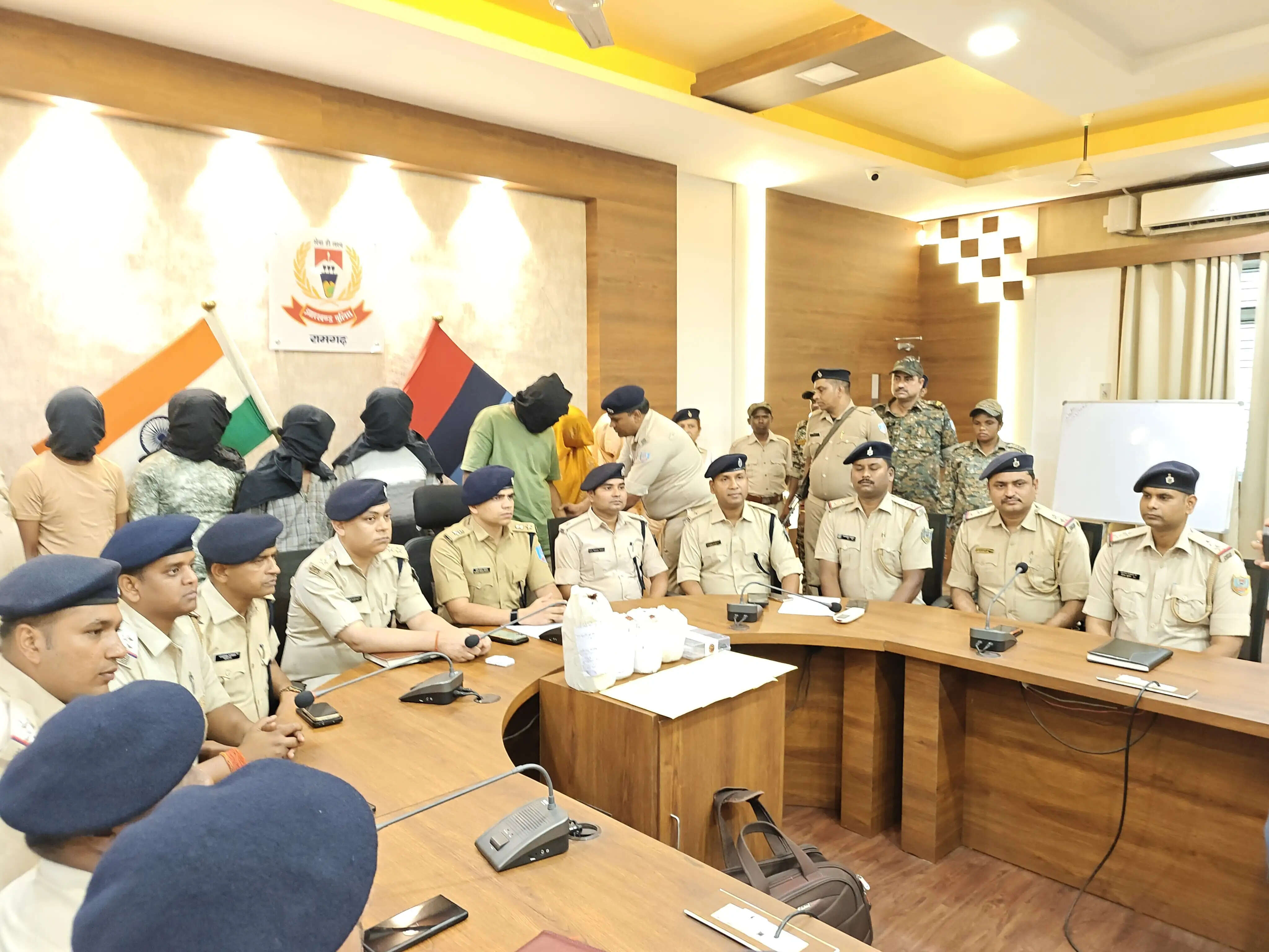 डकैती कांड का खुलासा, दो महिला सहित सात गिरफ्तार