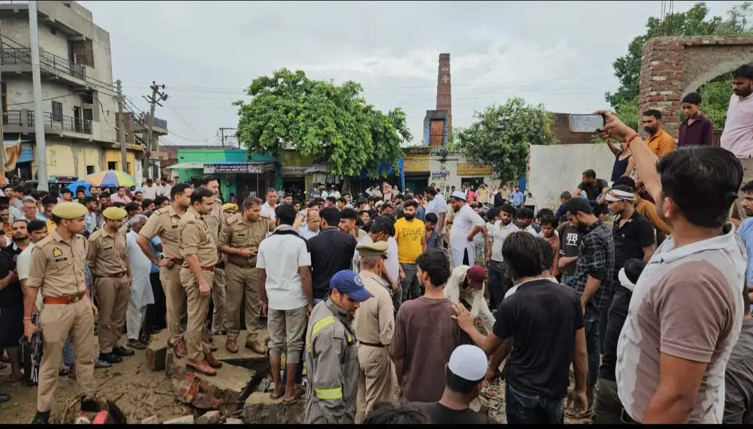 बुलंदशहर में बरसात के चलते मुंडाखेड़ा गांव में गिरि दीवार, दो की मौत