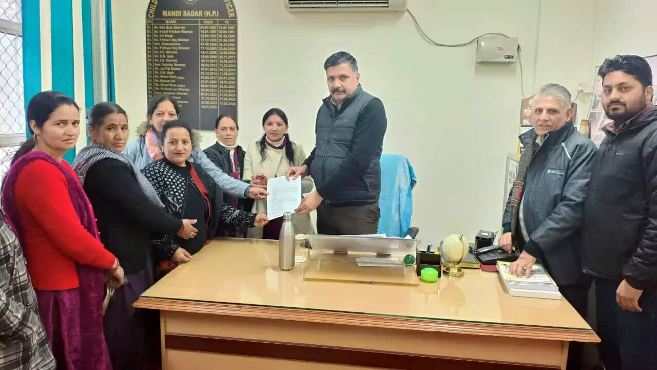 आंगनवाड़ी कार्यकर्ता हर्षा को न्याय और मुआवजे के लिए मंडी में प्रदर्शन