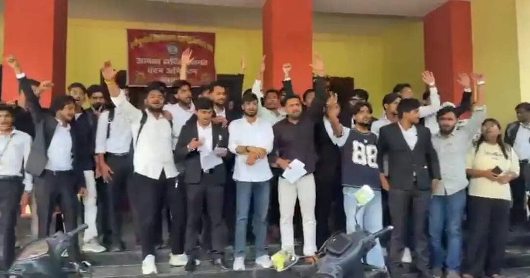 आउट ऑफ सिलेबस प्रश्नपत्र से भड़का छात्रों का गुस्सा, बीए एलएलबी चतुर्थ सेमेस्टर की हिंदी परीक्षा निरस्त