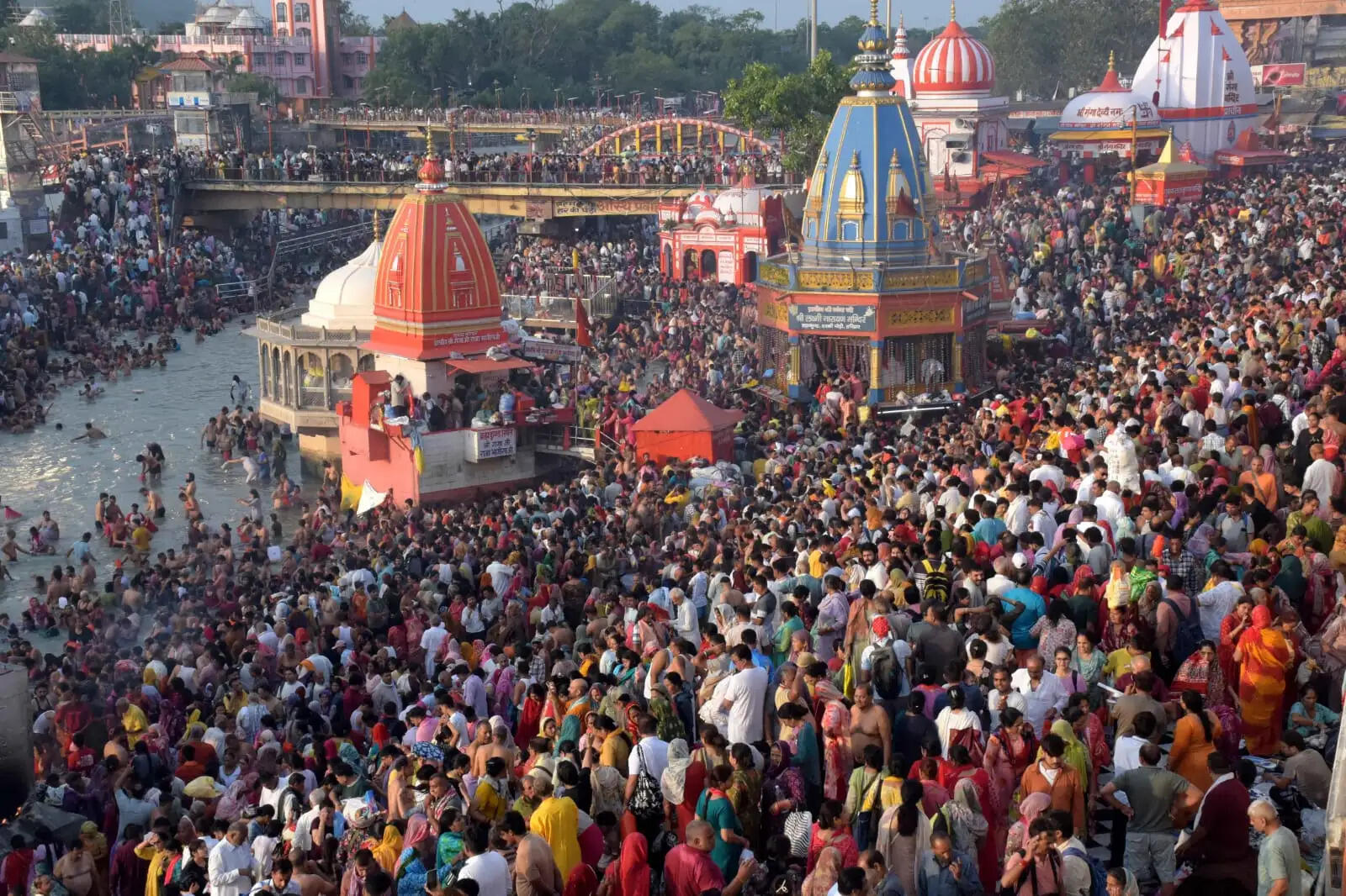 सोमवती अमावस्या पर हरिद्वार में 76 लाख से ज्यादा श्रद्धालुओं ने लगाई गंगा में डुबकी