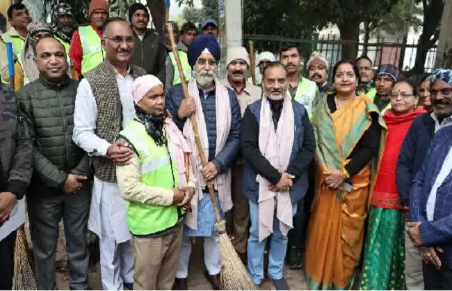 महापौर ने गोकलपुर ड्रेन का किया निरीक्षण, नागरिक सुविधाओं से जुड़े विषयों पर दिए निर्देश