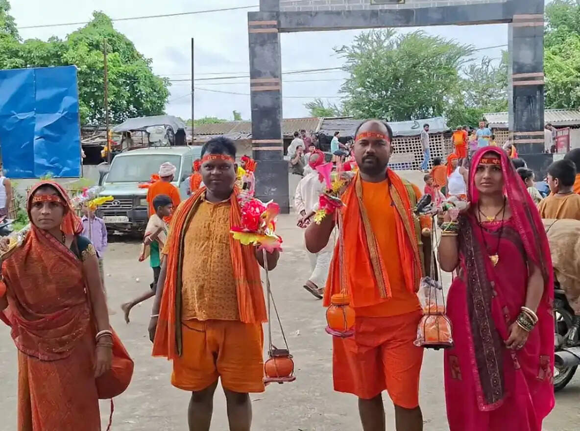 55 किमी पैदल चलकर बाबा विदेश्वर नाथ का करेंगे जलाभिषेक, 500 से अधिक कांवरियों ने निकाली यात्रा