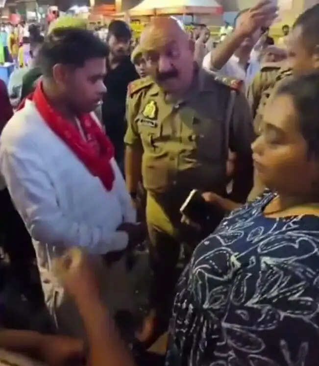 काशी विश्वनाथ मंदिर में वीआईपी दर्शन के नाम पर ठग लिये चार हजार, पुलिस ने वापस दिलाई धनराशि