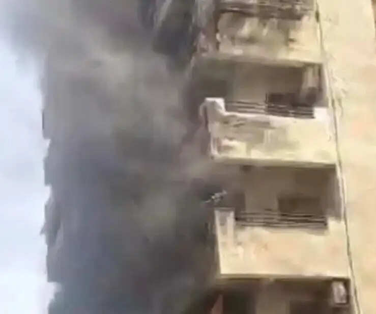 फ्लैट में आग लगने के बाद गैस सिलेंडर में धमाका, बाल-बाल बचे भाई- बहन