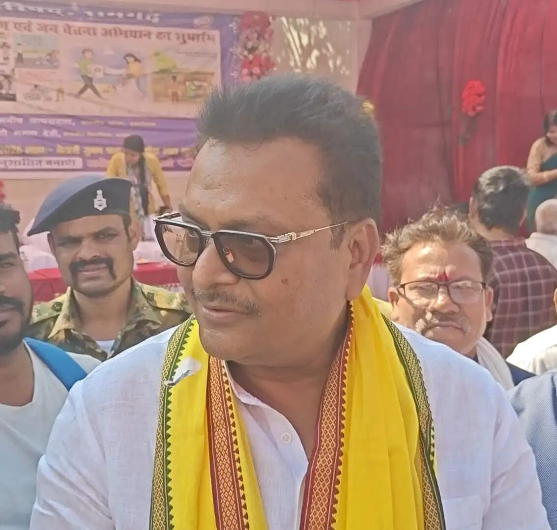 भगवा ध्वज के मुद्दे पर बोले सांसद, सोशल मीडिया से निकलकर जमीन पर उतरें लोग