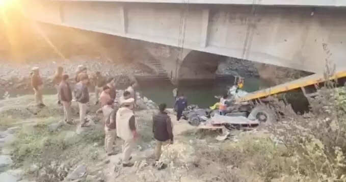 18 चक्का ट्रक अनियंत्रित होकर टिकिया के ठेले समेत नहर में गिरा, एक की मौत