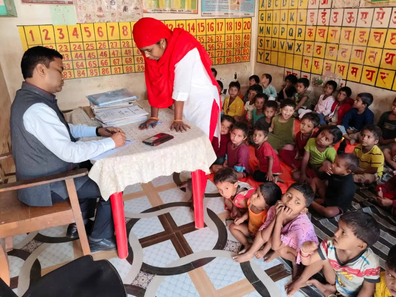 डीएम के निर्देश पर पलासी प्रखंड के आंगनबाड़ी केन्द्रों,पीडीएस डीलर और खाद विक्रेताओं की जांच