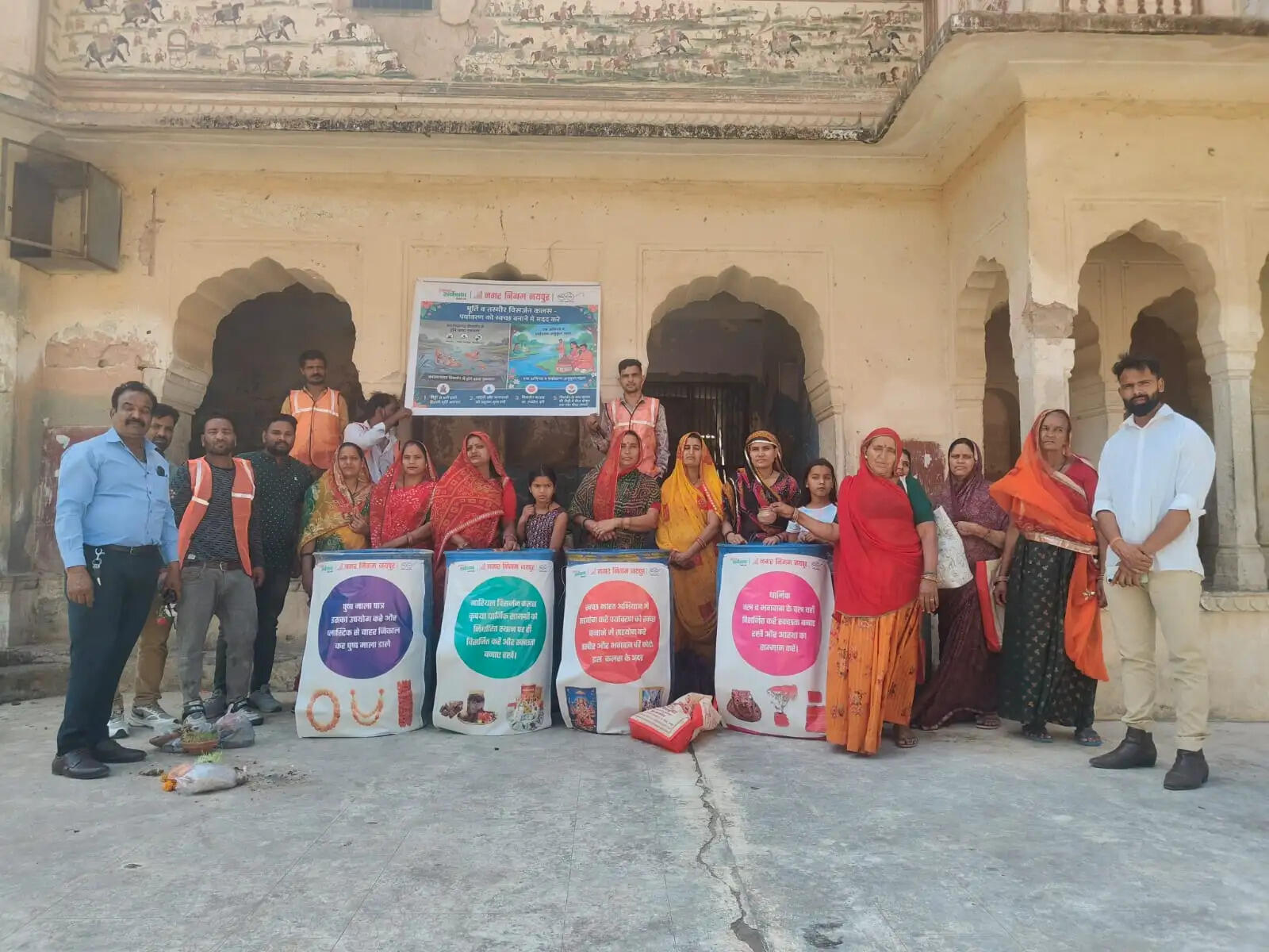 गलता पीठ कुण्ड पर हुए स्वच्छता अभियान में श्रद्धालुओं को किया जागरूक