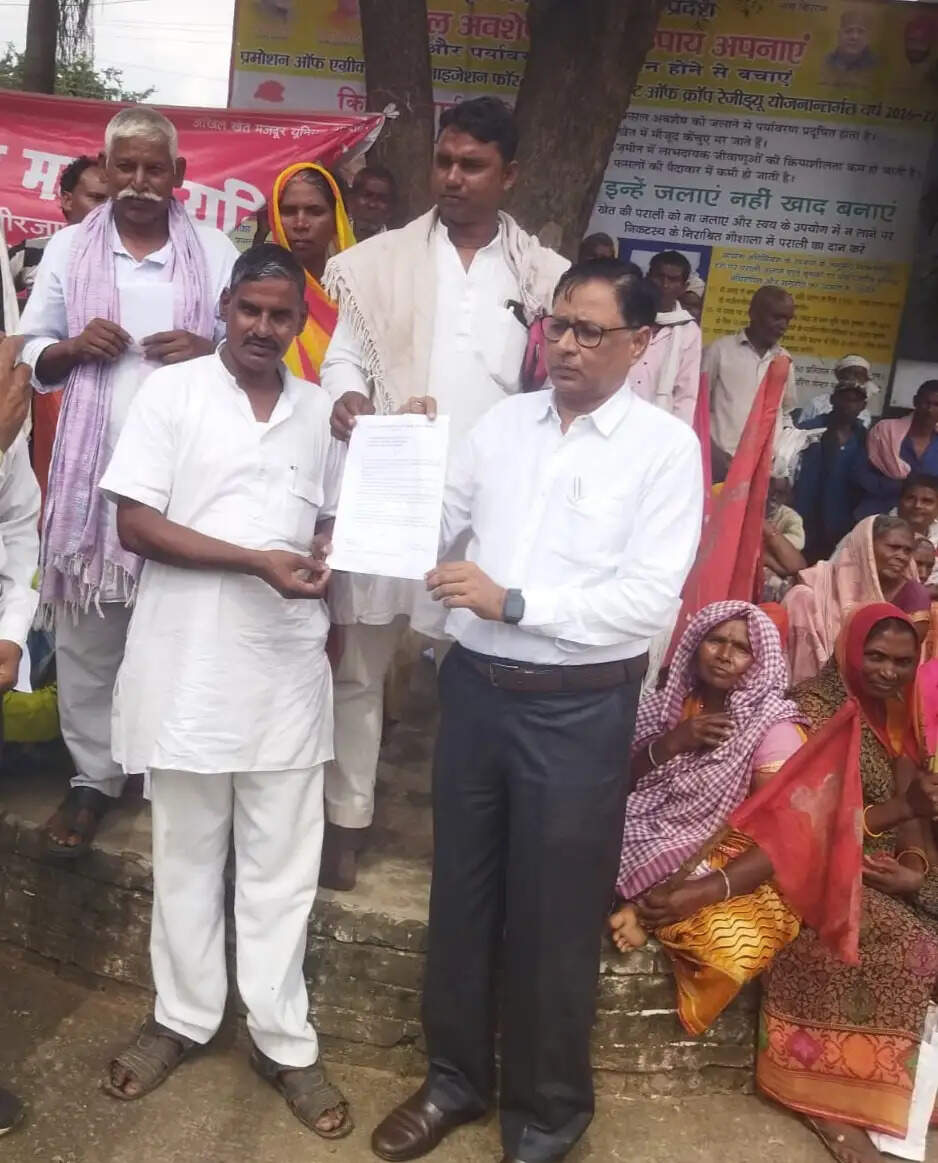 मीरजापुर : खेत मजदूर यूनियन ने प्रदर्शन कर सौंपा दस सूत्रीय ज्ञापन
