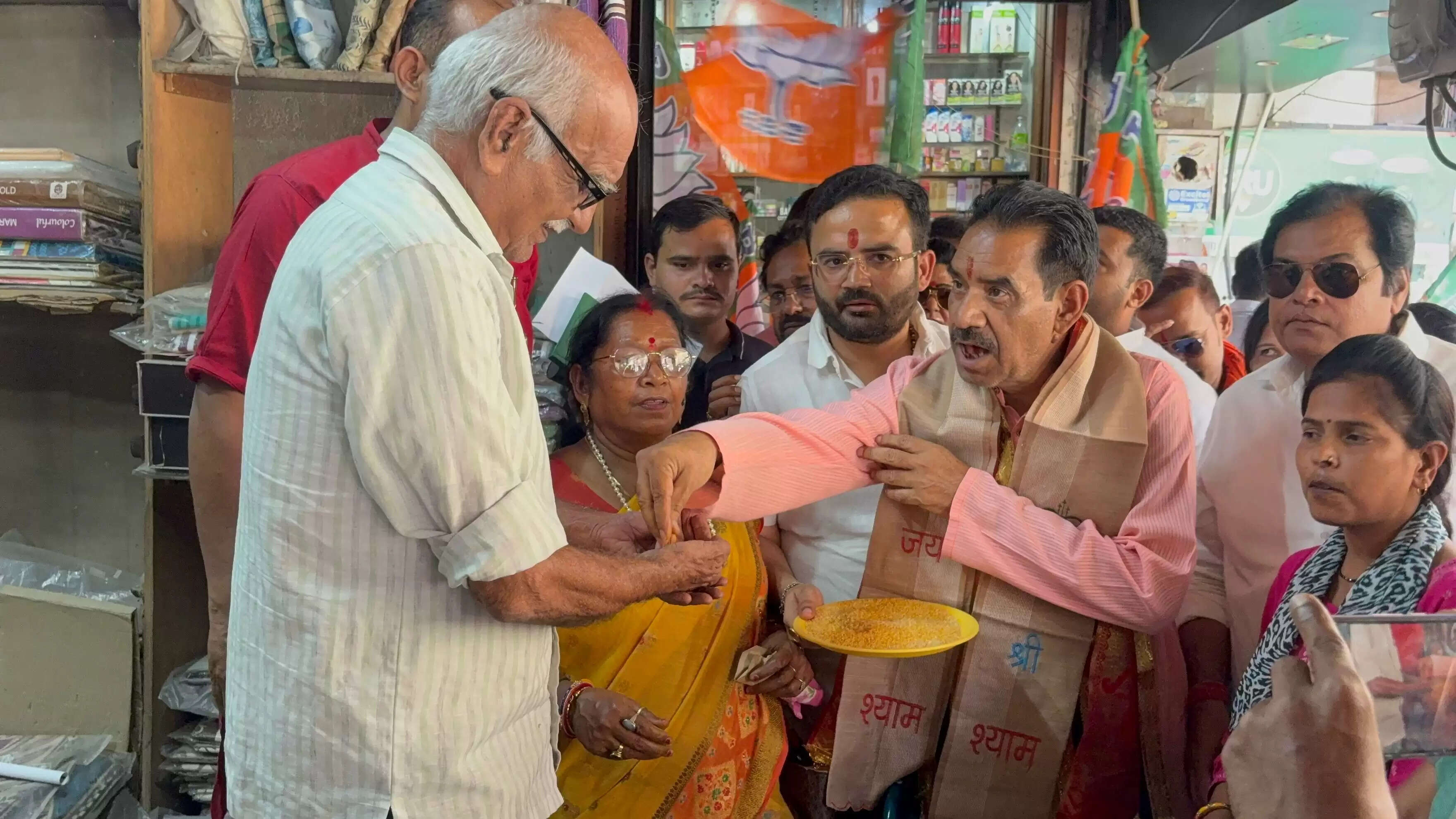 भाजपाइयों ने आम लोगों को पीले अक्षत देकर पीएम की जनसभा के लिए किया आमंत्रित