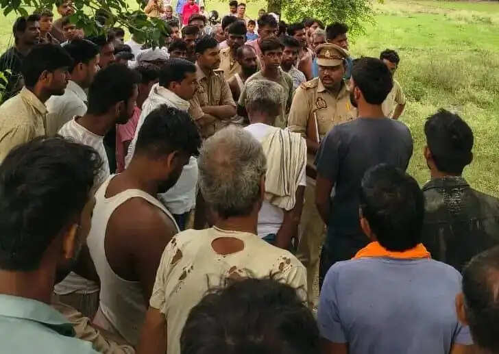 बाराबंकी में नीम के पेड़ से लटका मिला युवक का शव