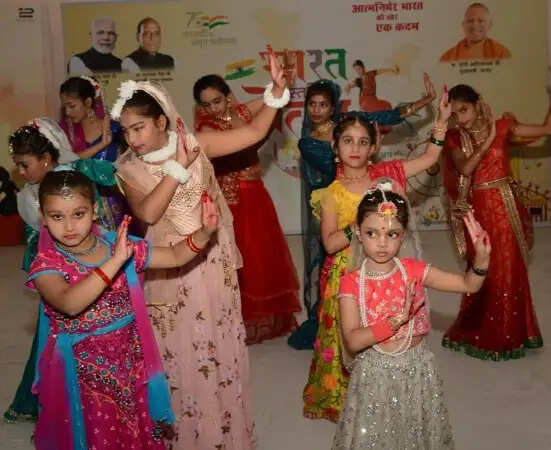 भारत हस्तशिल्प महोत्सव में चढ़ा पंजाब के भांगड़ा का रंग