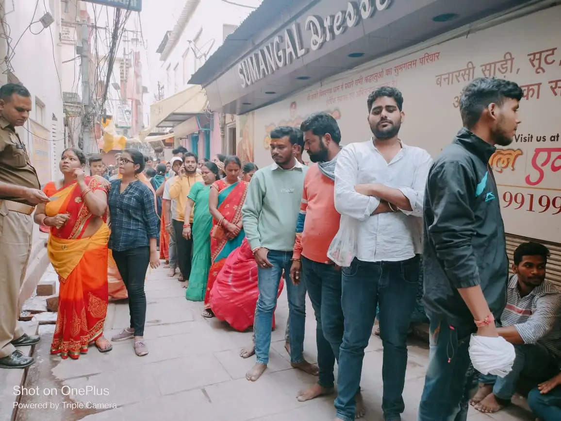 बाबा विश्वनाथ की नगरी में स्वर्णमयी मां अन्नपूर्णा के दरबार में उमड़ी भीड़, खजाने पाने की होड़