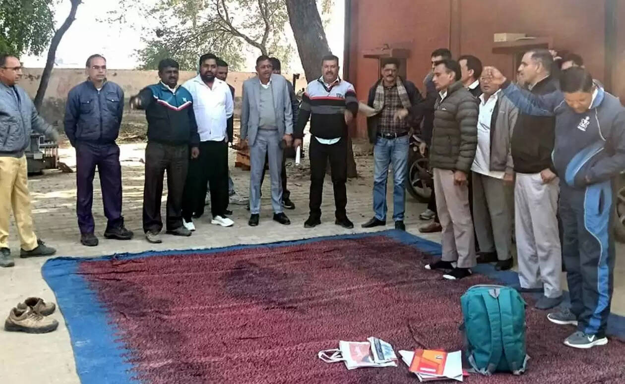 हिसार : उपमंडल अधिकारी कर्मचारियों की समस्याओं के समाधान को लेकर गंभीर नहीं : ओमप्रकाश वर्मा