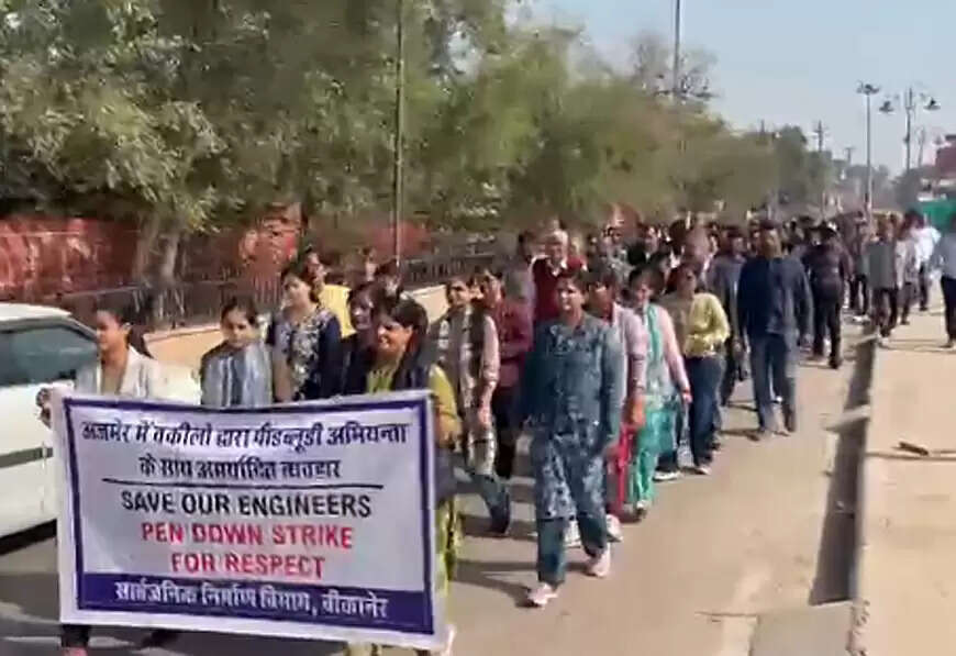 पीडब्ल्यूडी इंजीनियर्स का मौन प्रदर्शन, मुख्यमंत्री के नाम साैंपे ज्ञापन