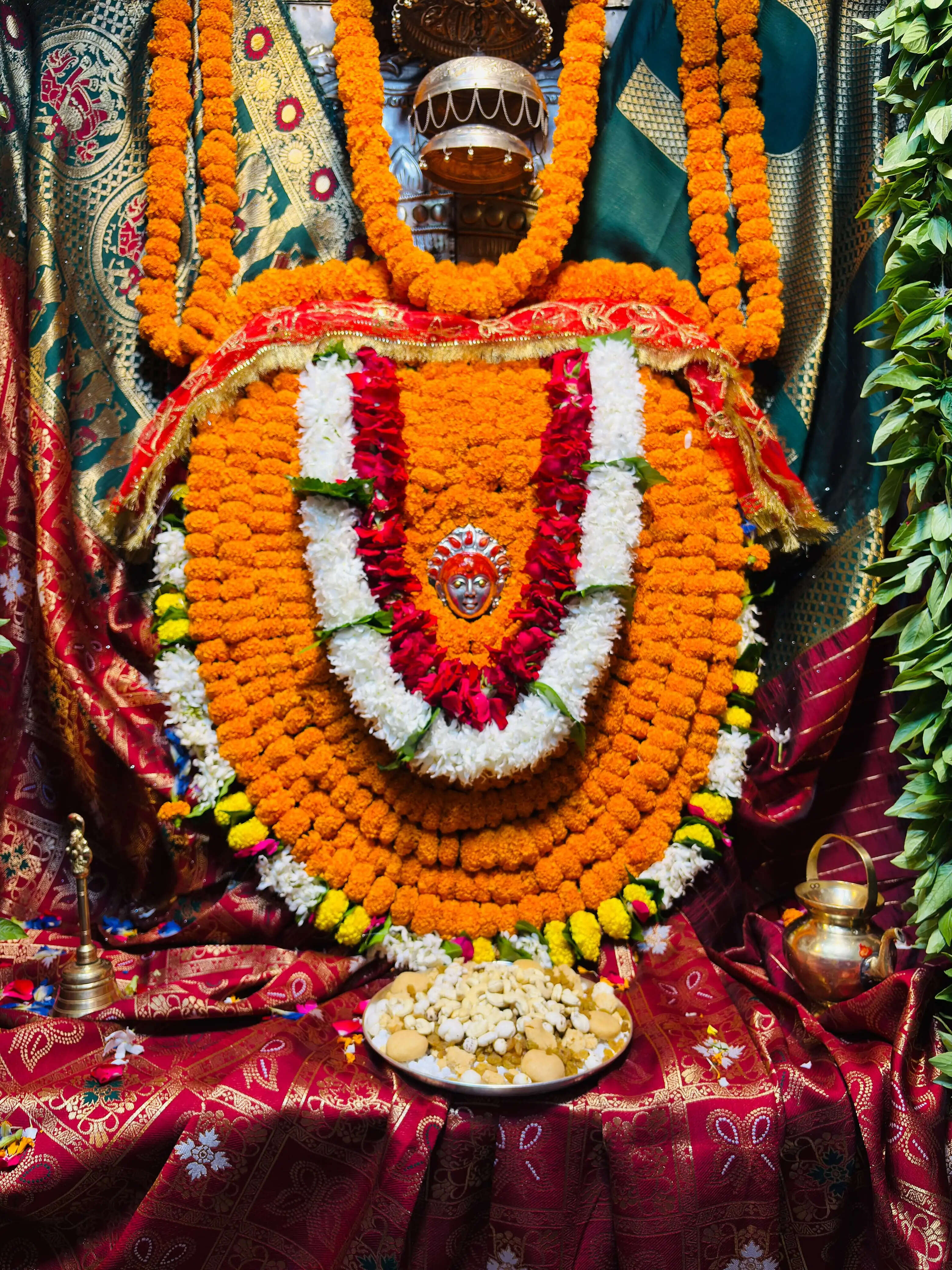 बेला, चमेली, गेंदा और गुड़हल के फूलों से सजीं बड़ी शीतला माता, दर्शन को उमड़े श्रद्धालु