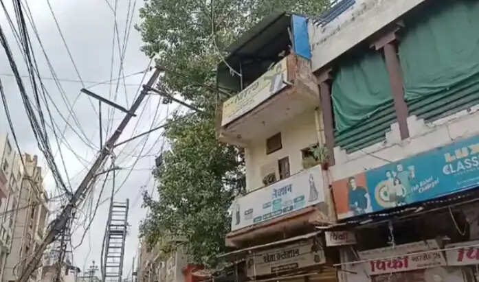 मिलौनीगंज में बिजली के दो जर्जर पोल भरभराकर गिरे, तारों में धमाकों से मची अफरा-तफरी