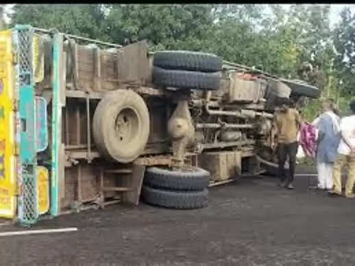 अलीराजपुर:  सूरत से इंदौर की ओर कपड़े की गठान लेकर जा रहे ट्राला का स्टेयरिंग हुआ फेल, बेकाबू हाेकर पलटा