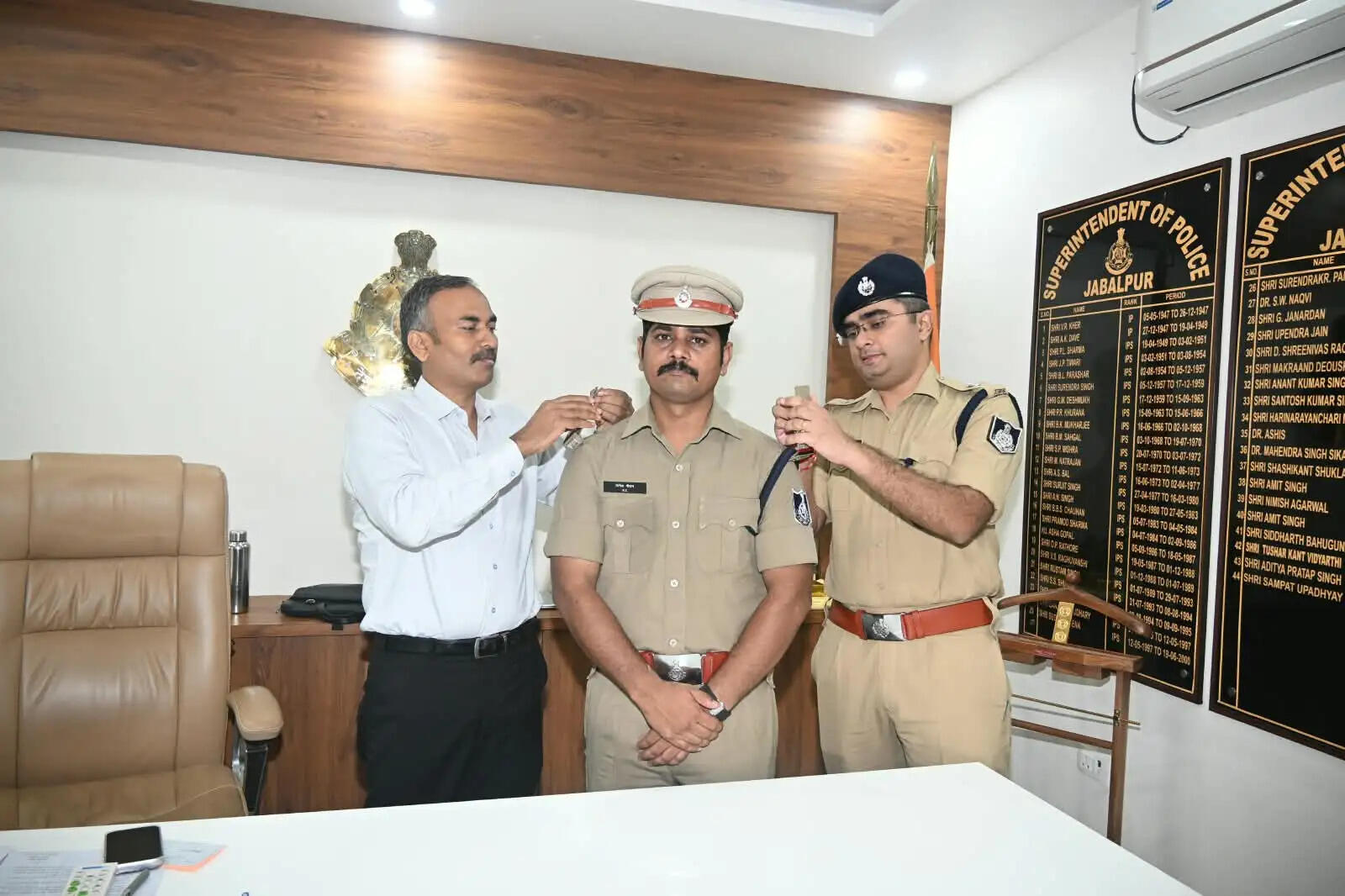 जबलपुर : पदोन्नति के बाद 11 पुलिस अधिकारियों के कंधों पर सजे तीसरे सितारे
