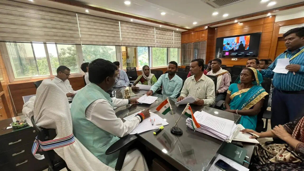 जनता दरबार में जमीन हड़पने के मामले में उपायुक्त ने दिया जांच का आदेश