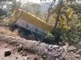 रायसेन: स्टेरिंग फेल होने से बेकाबू ट्रक घाटी पर पेड़ से टकराकर लटका, तीन लोगों ने कूदकर बचाई जान