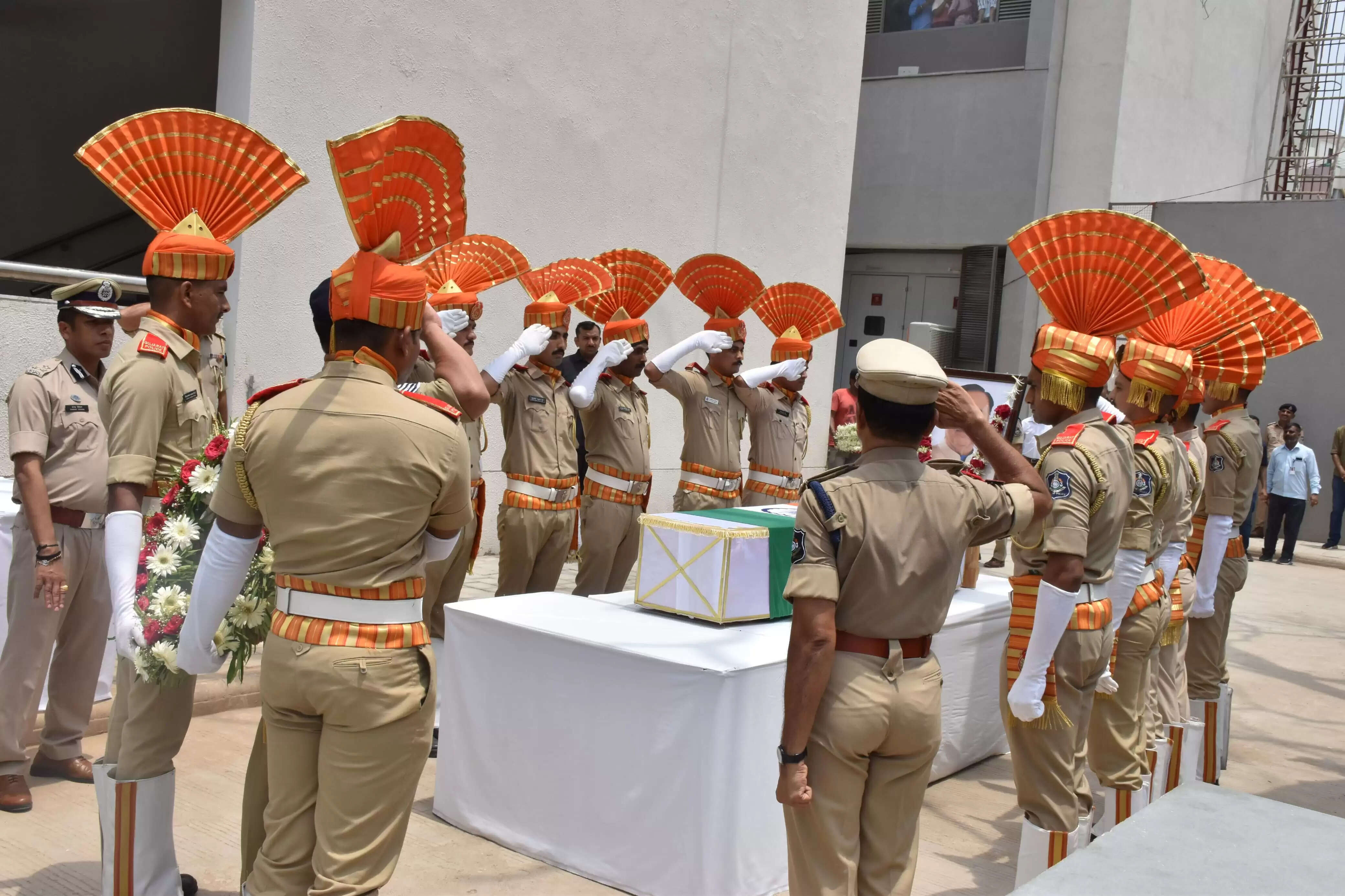 पूर्व सीएम विजय रूपाणी का पार्थिव शरीर 'गार्ड ऑफ ऑनर' के बाद परिजनों को सौंपा गया