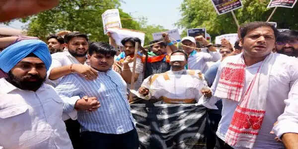सीबीएसई मुख्यालय के बाहर एनएसयूआई का प्रदर्शन, मूल्यांकन प्रणाली में पारदर्शिता की मांग