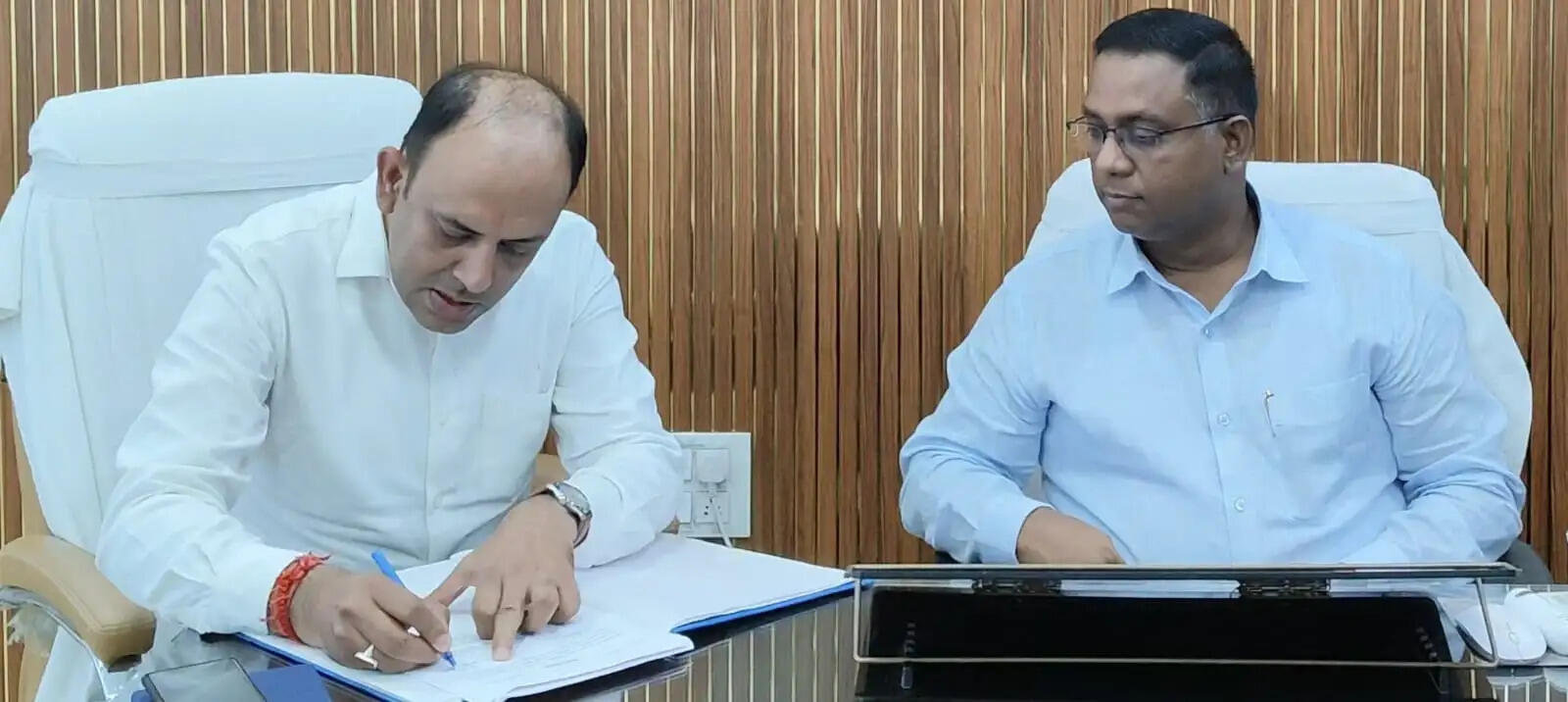 वीरपुर के नए अनुमंडल पदाधिकारी विनय कुमार ने संभाला पदभार