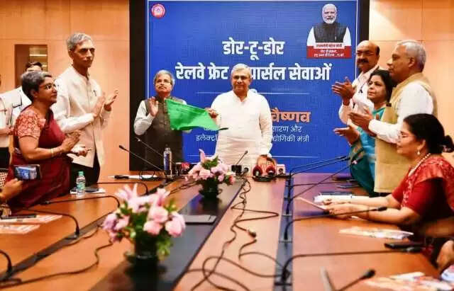 डोर-टू-डोर सेवाएं देश की जरूरत, ये बढ़ाएंगी दक्षता और घटाएंगी लॉजिस्टिक्स लागत : अश्विनी वैष्णव