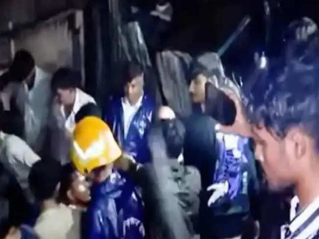 मानखुर्द में निर्माणाधीन तीन मंजिला मकान गिरने से सात लोगों की मौत