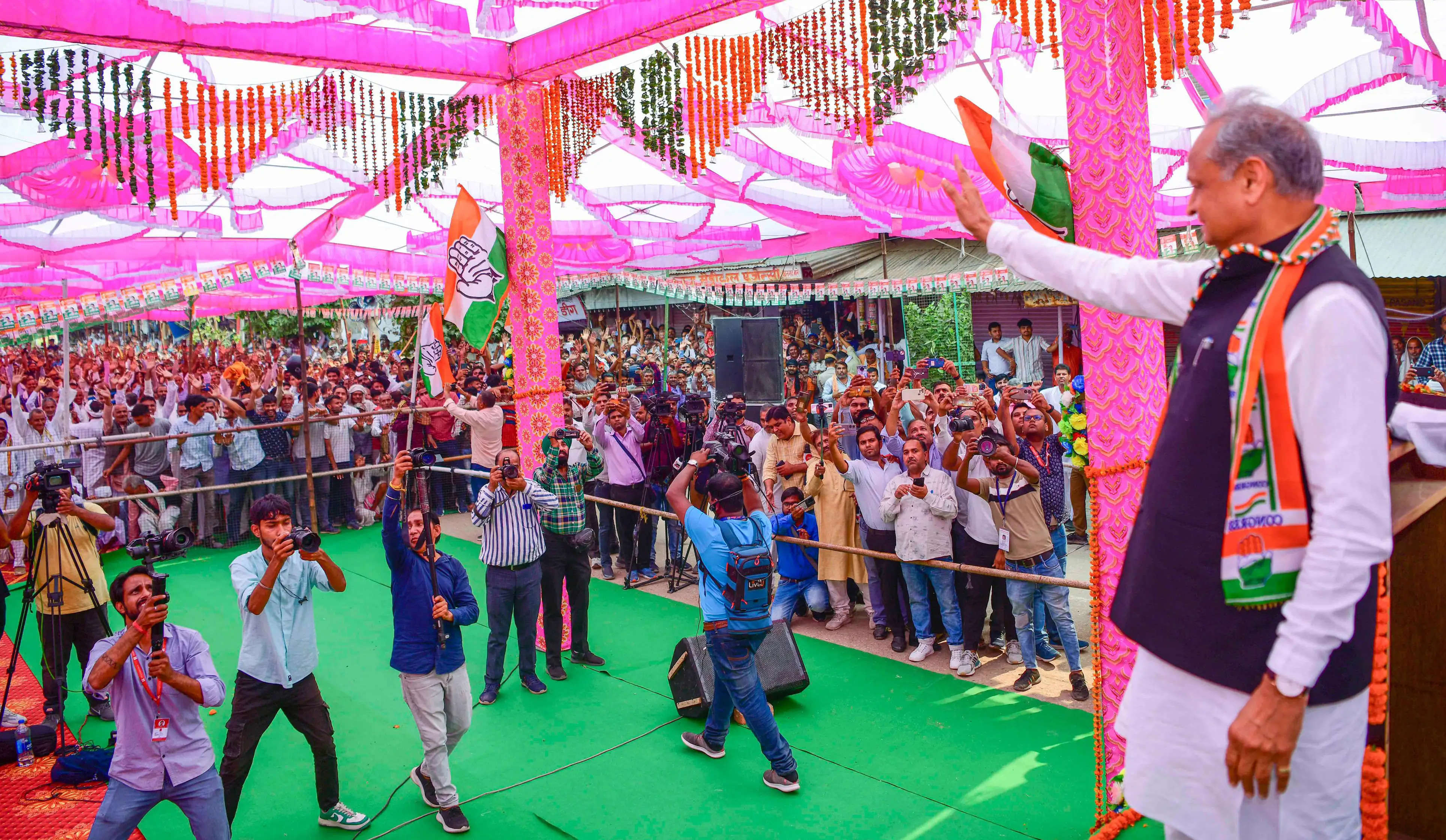 राज विस चुनाव : चुनी हुई सरकारों को गिराने का कार्य करती है भाजपाः मुख्यमंत्री