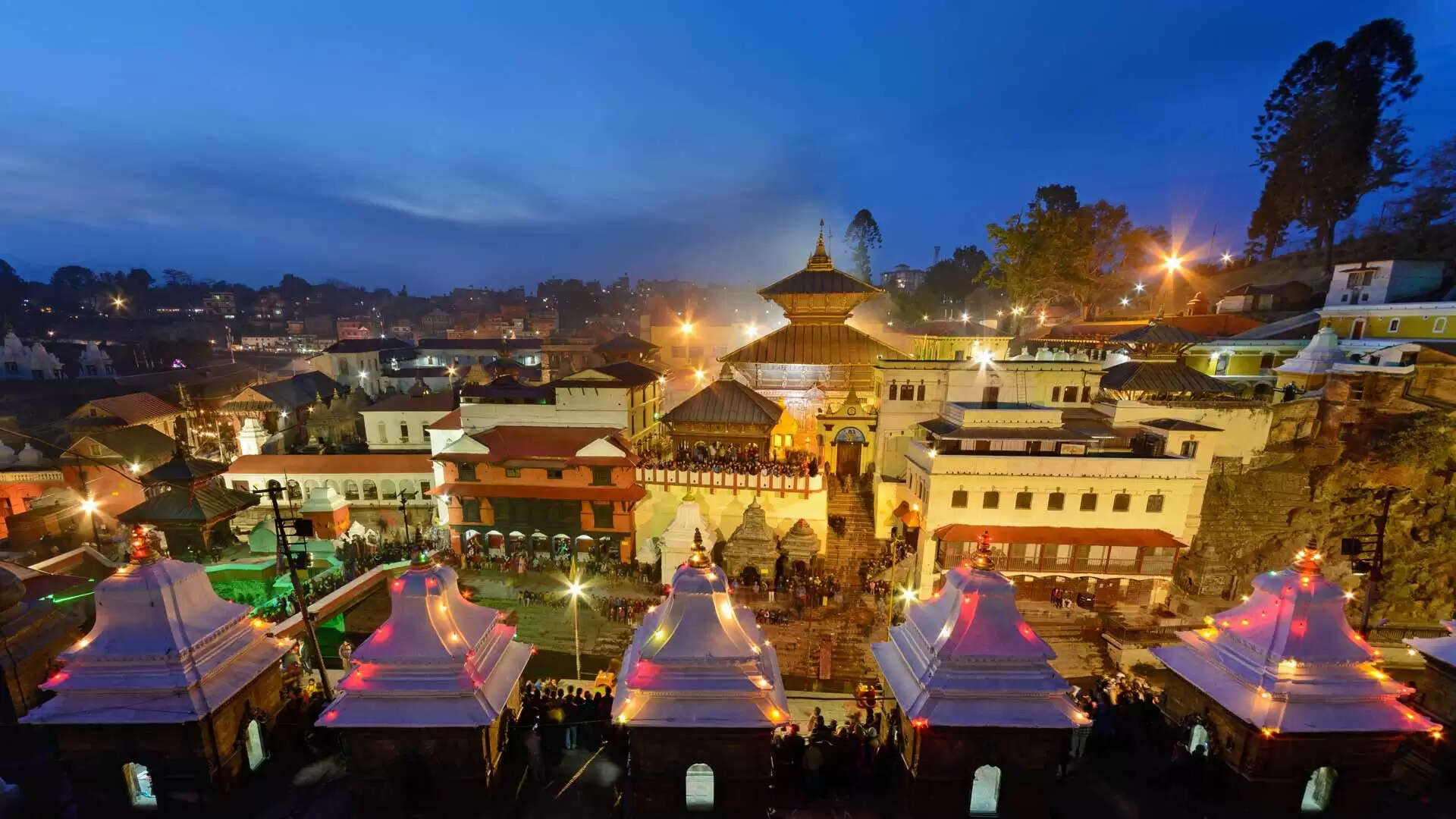 भारत के गृहमंत्री अमित शाह ने पशुपतिनाथ मंदिर में भेंट की ४० किलो चंदन की लकड़ी