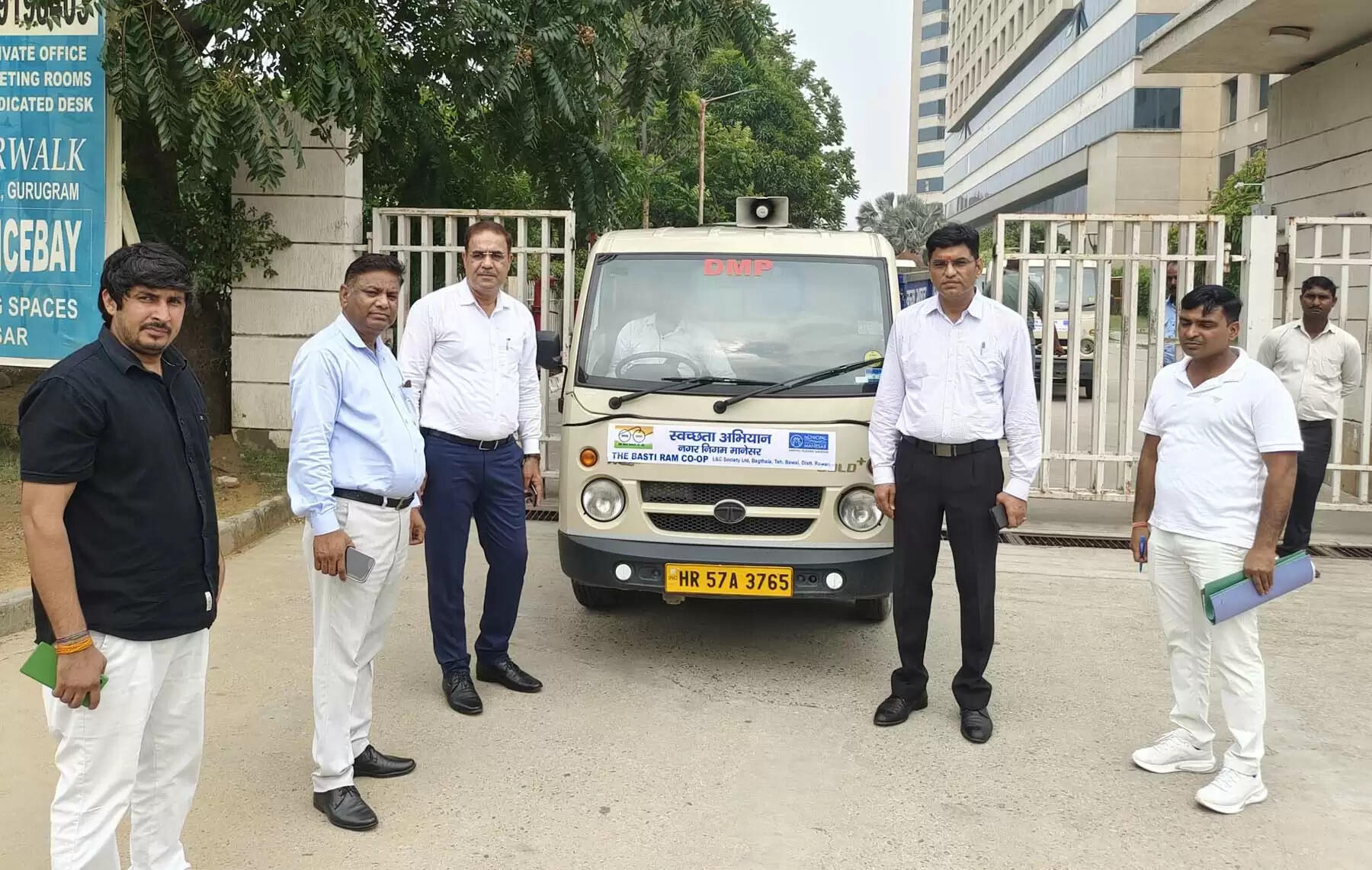 गुरुग्राम: मानेसर नगर निगम क्षेत्र में दो एजेंसियां उठाने लगी डोर टू डोर कूड़ा