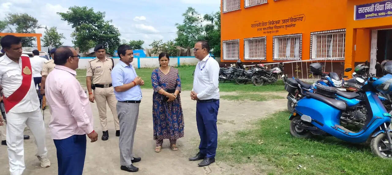 डीएम ने किया विद्यालयों का निरीक्षण, नियमित कक्षा संचालन और साफ-सफाई पर दिए निर्देश