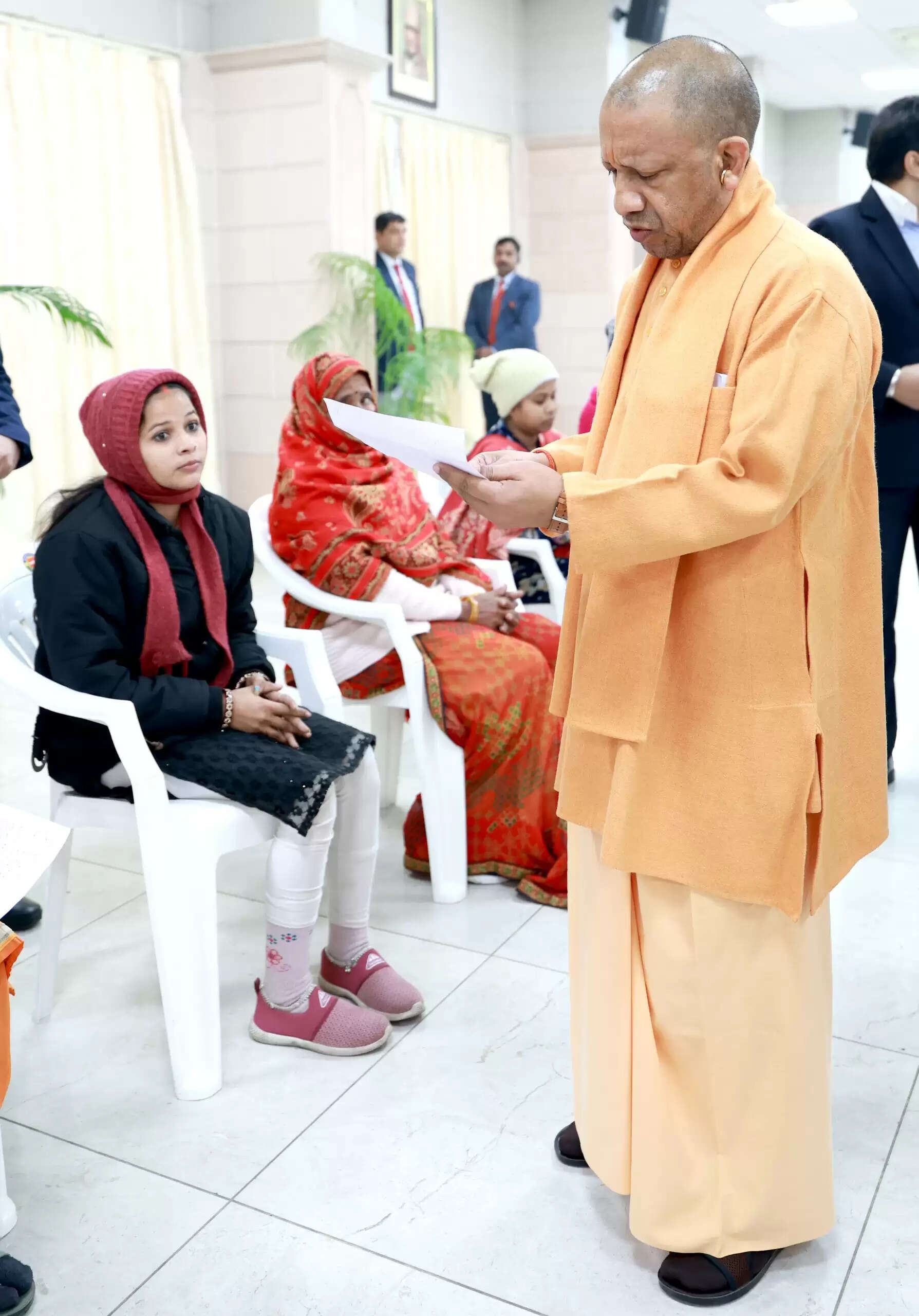 मुख्यमंत्री योगी का प्रशासन काे निर्देश,सर्दी में फरियादियों के लिए रैनबसेरे में रुकने की कराएं व्यवस्था