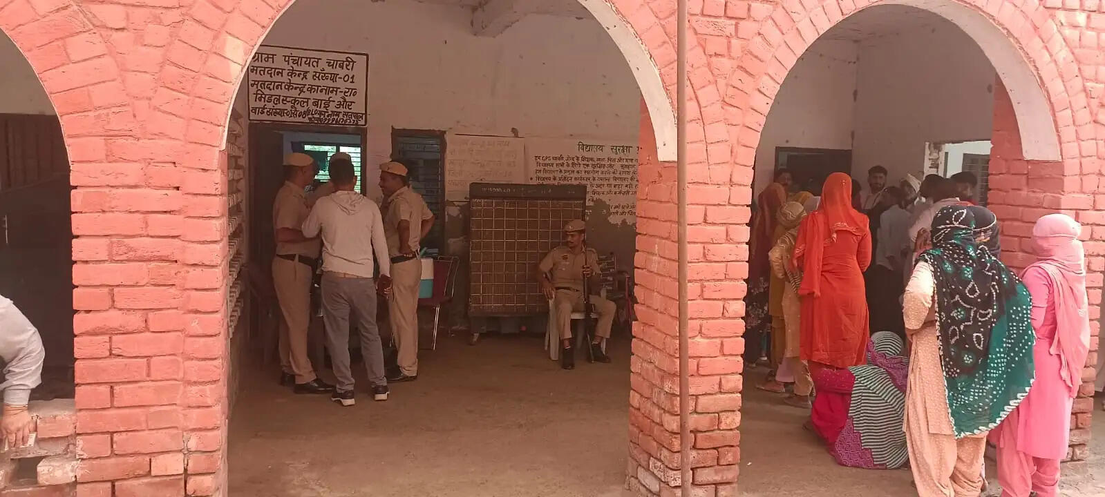 जींद : चाबरी में सरपंच पद उपचुनाव को लेकर मतदान जारी