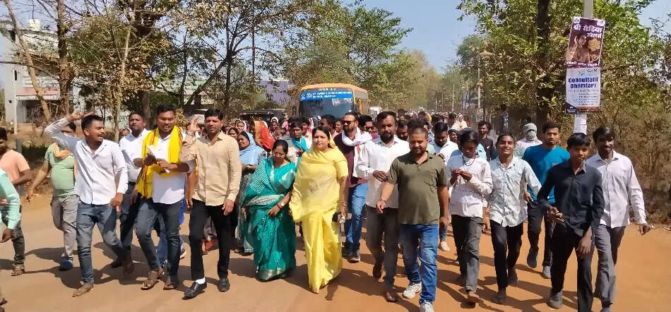 भाजपा कार्यालय के लिए जमीन देने का विरोध, ग्रामीणाें ने कलेक्ट्रेट पहुंचकर किया प्रदर्शन