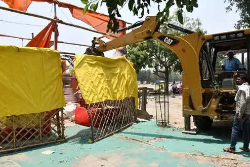 प्रयागराज में रक्षा भूमि पर तीसरा संयुक्त अतिक्रमण विरोधी अभियान; 50 से अधिक अवैध संरचनाएं हटाई