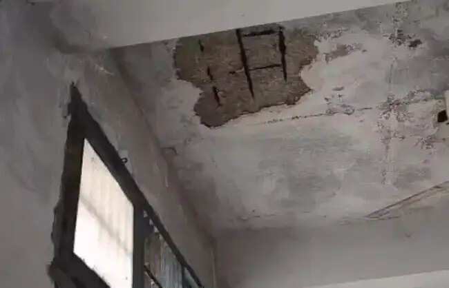 नारनौल पीजी कॉलेज में मिड टर्म परीक्षा के दौरान कक्षा की छत का प्लास्टर गिरा